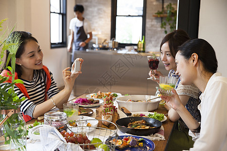 朋友家庭聚会享受美食图片