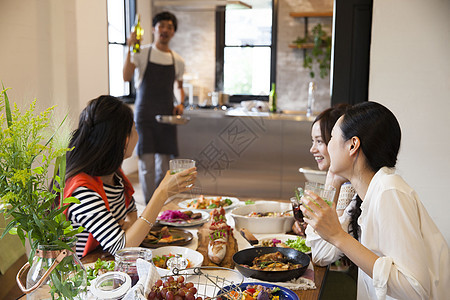 朋友家庭聚会享受美食图片