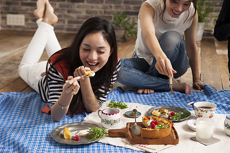 二十几岁女生茶话会品尝美食图片