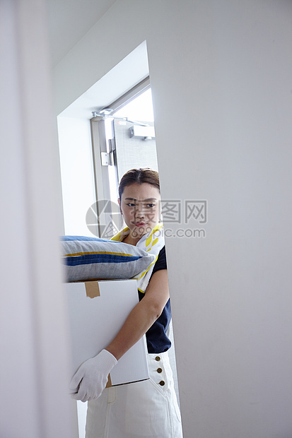 出租屋搬行李的女生
