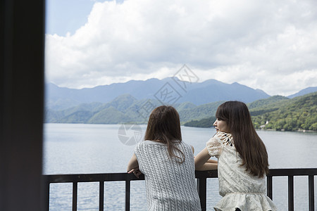 夏日出游的闺蜜在湖边看风景图片