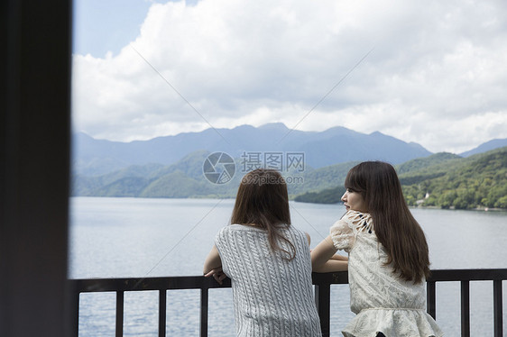 夏日出游的闺蜜在湖边看风景图片