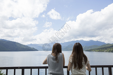 中禅寺湖夏日出游的闺蜜在湖边看风景背景