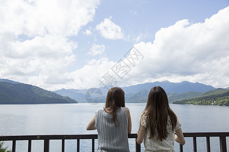 夏日出游的闺蜜在湖边看风景图片