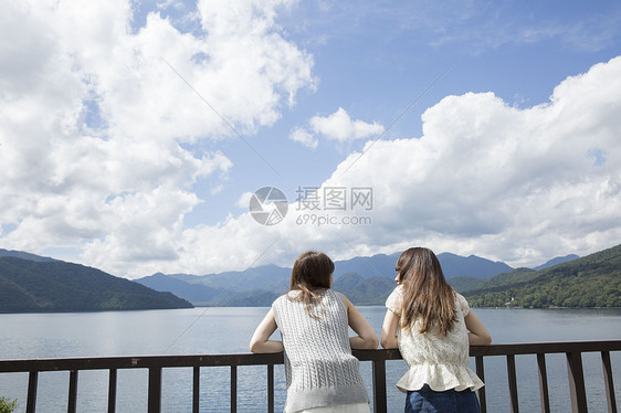 夏日出游的闺蜜在湖边看风景图片