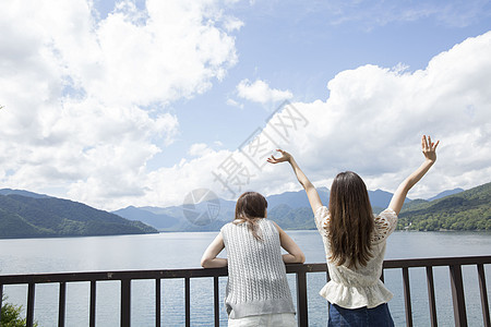 夏日出游的闺蜜在湖边看风景图片