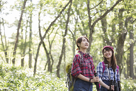 森林中徒步旅行的两名女性图片