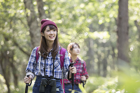 森林中徒步旅行的两名女性图片