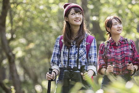 野外徒步旅行的青年女性图片