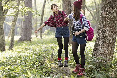 亲密朋友活力青春女人徒步旅行图片