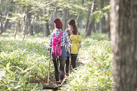 亲密朋友活力青春女人徒步旅行图片