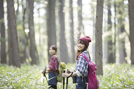 亲密朋友活力青春女人徒步旅行图片