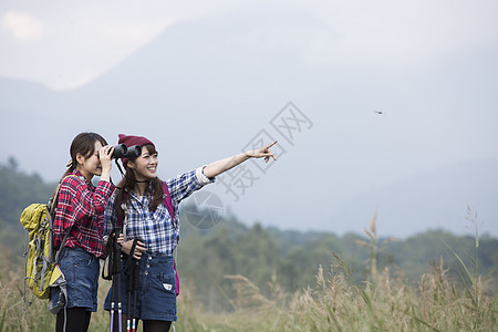 日照阳光生机勃勃女人徒步旅行图片