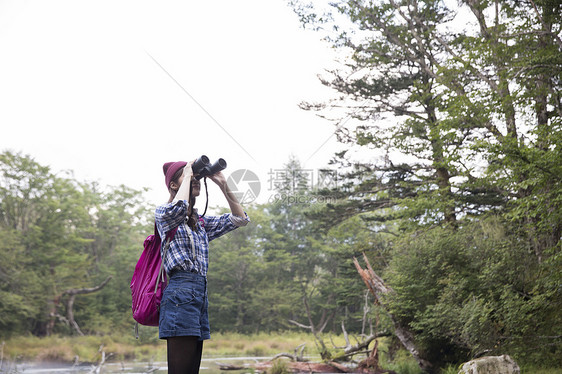 日照阳光生机勃勃女人徒步旅行图片