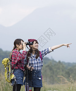 日照阳光生机勃勃女人徒步旅行图片