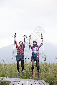 日照阳光生机勃勃女人徒步旅行图片