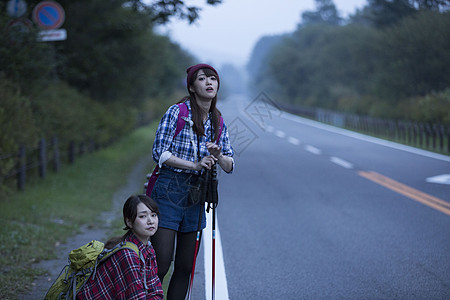 日照阳光生机勃勃女人徒步旅行图片