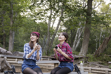 日照阳光生机勃勃女人徒步旅行图片