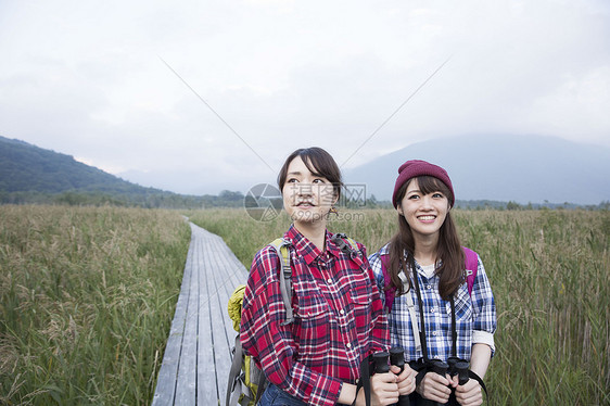 日照阳光生机勃勃女人徒步旅行图片