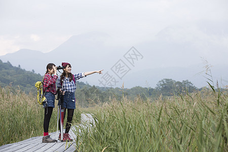 日照阳光生机勃勃女人徒步旅行图片