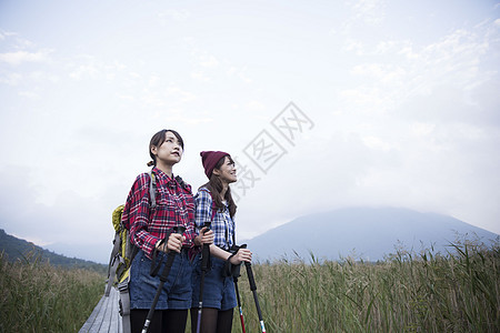 日照阳光生机勃勃女人徒步旅行图片