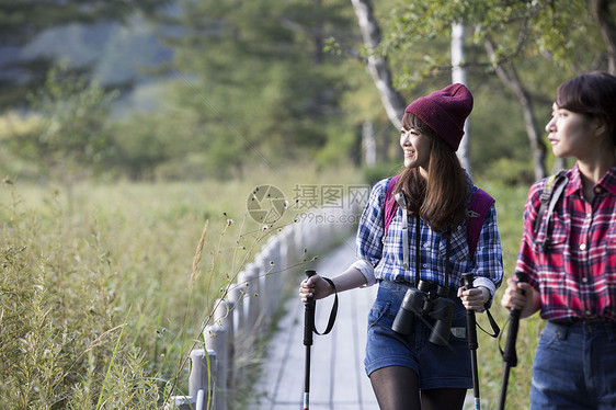 日照阳光生机勃勃女人徒步旅行图片