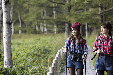 日照阳光生机勃勃女人徒步旅行图片