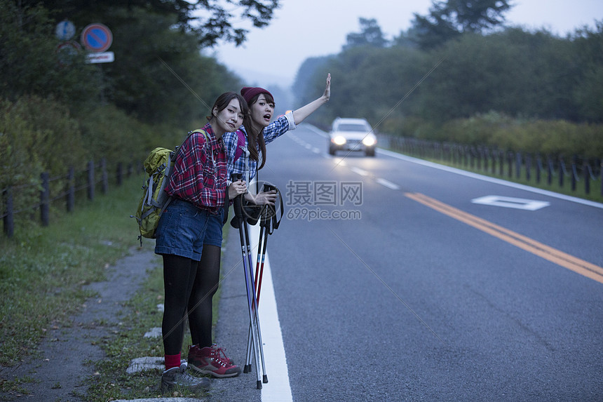 站立一个女人搭便车图片