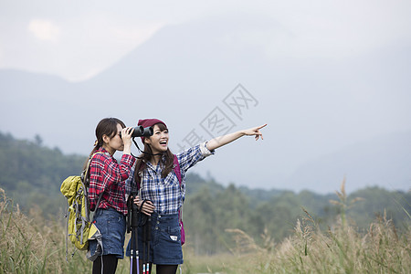 双筒望远镜二十几岁肖像女人徒步旅行图片