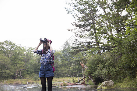 二十多岁清澈树林女人徒步旅行图片