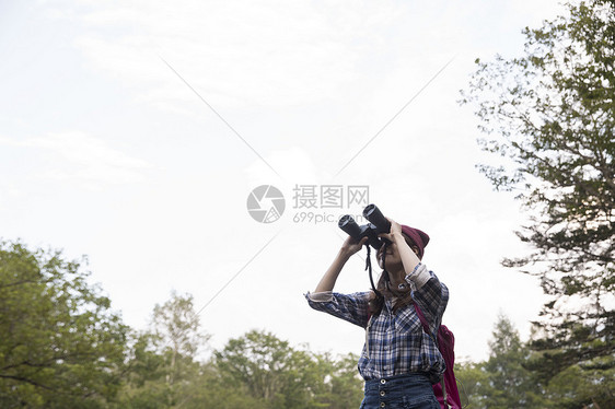 单人站立姐妹出游女人徒步旅行图片