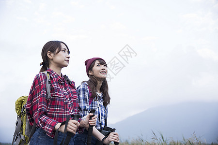 湿地日照女孩女人徒步旅行图片