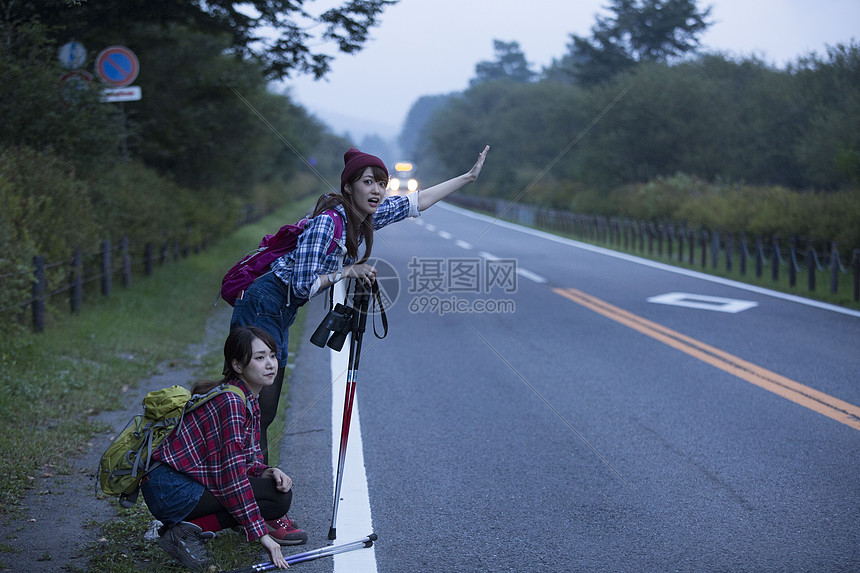 日照阳光生机勃勃女人徒步旅行图片