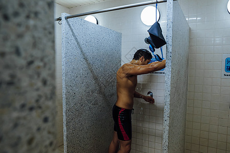 30多岁男运动员淋浴图片