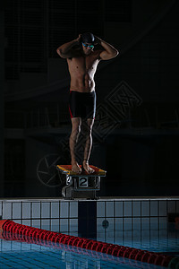 在跳板上的游泳运动员图片