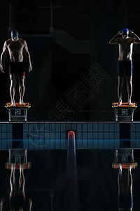 在跳板上的游泳运动员图片