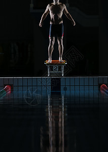 站在跳板上的游泳运动员图片
