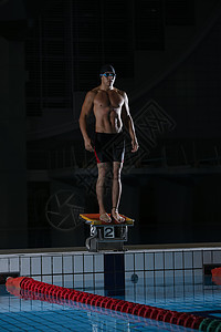 站在跳板上的游泳运动员图片