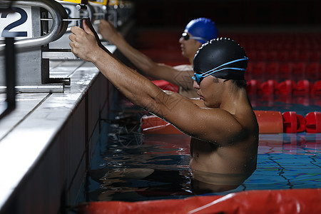 到达的游泳运动员图片