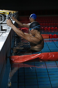 游泳运动员准备开始比赛图片