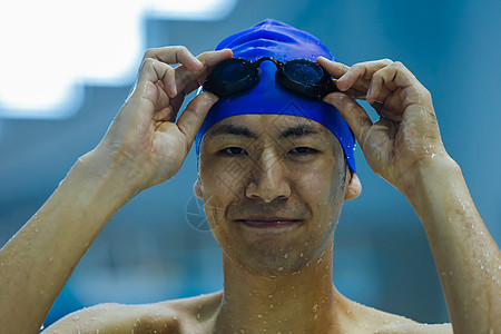 手拿护镜的游泳运动员图片