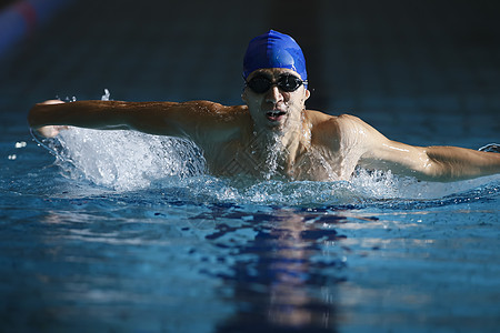 室内水中竞赛的游泳运动员图片