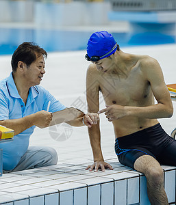 指导训练的游泳运动员和教练图片