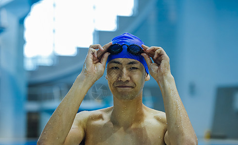 游泳运动员坚定的表情图片