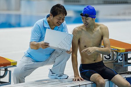 指导训练的游泳运动员和教练图片