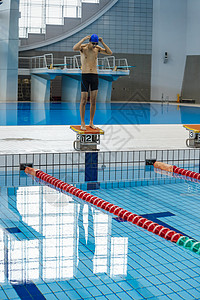 准备跳水的游泳运动员图片素材