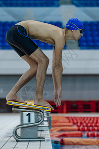 游泳运动员跳水前准备图片