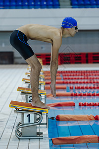 站在跳板上准备起跳的游泳运动员图片