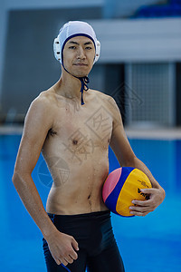 游泳运动员拿着球图片