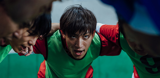 队员抱成一圈鼓舞士气图片素材